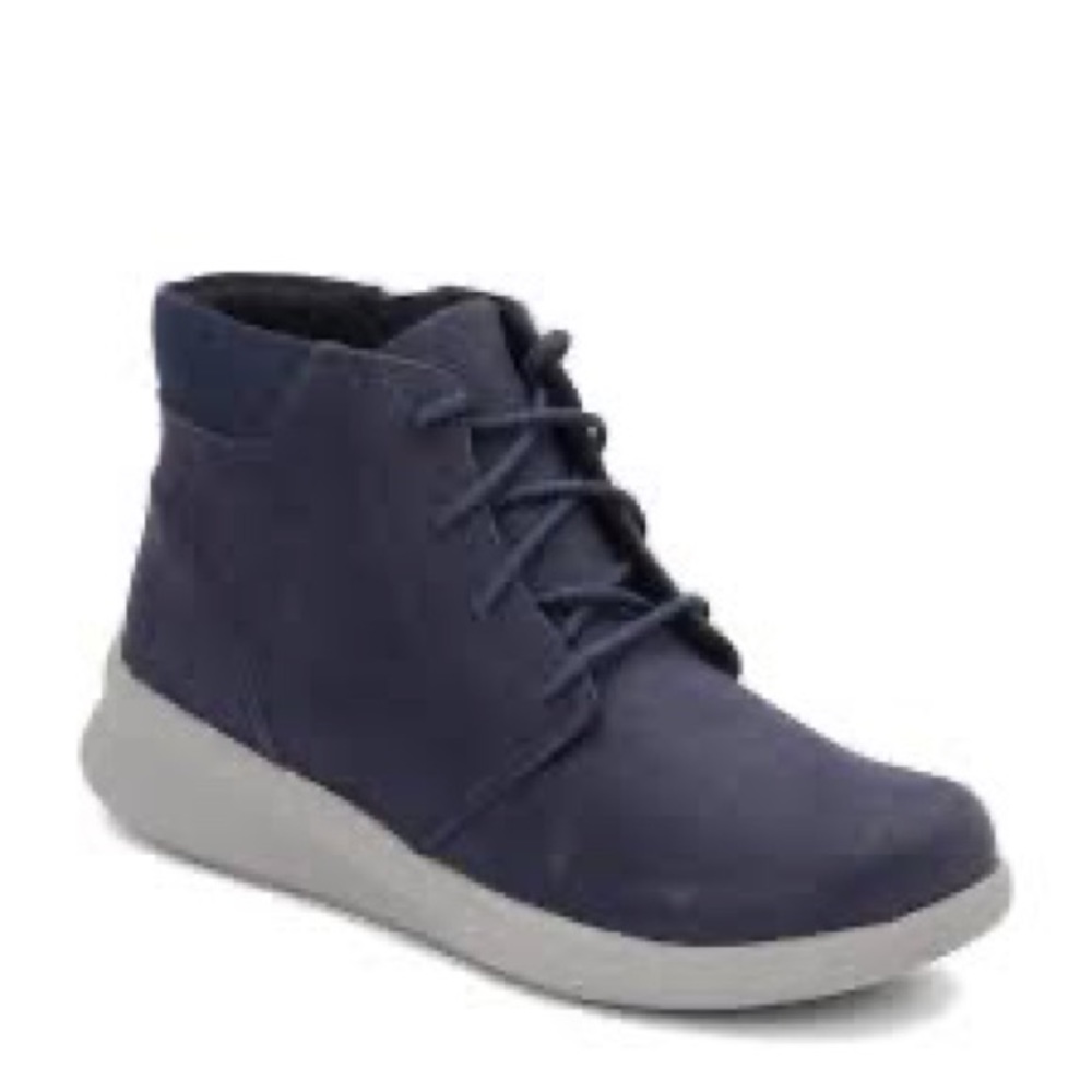 NEW!! Clarks Women’s Sillian 2.0 Way Navy Bootie Size 5M